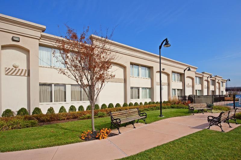Red Roof Inn Plus Newark Liberty Airport - Carteret Bagian luar foto